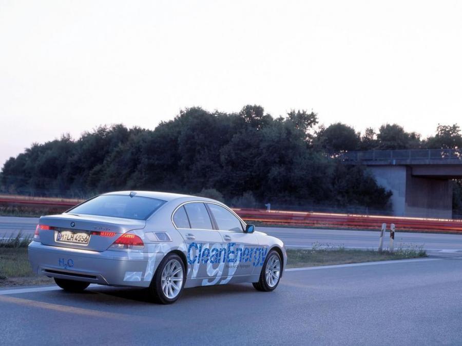  BMW 745h CleanEnergy Concept 2002 года  (фото 9 из 10)